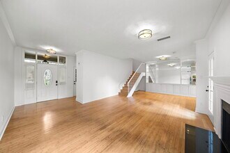 2220 Bering Dr, Unit 18 in Houston, TX - Building Photo - Building Photo