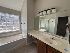 111 Hackamore Ln in Victoria, TX - Building Photo - Building Photo