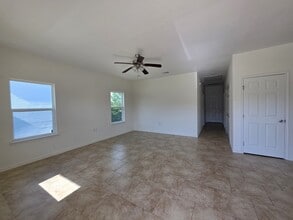 6207 Lacey Oak Dr in Hitchcock, TX - Building Photo - Building Photo
