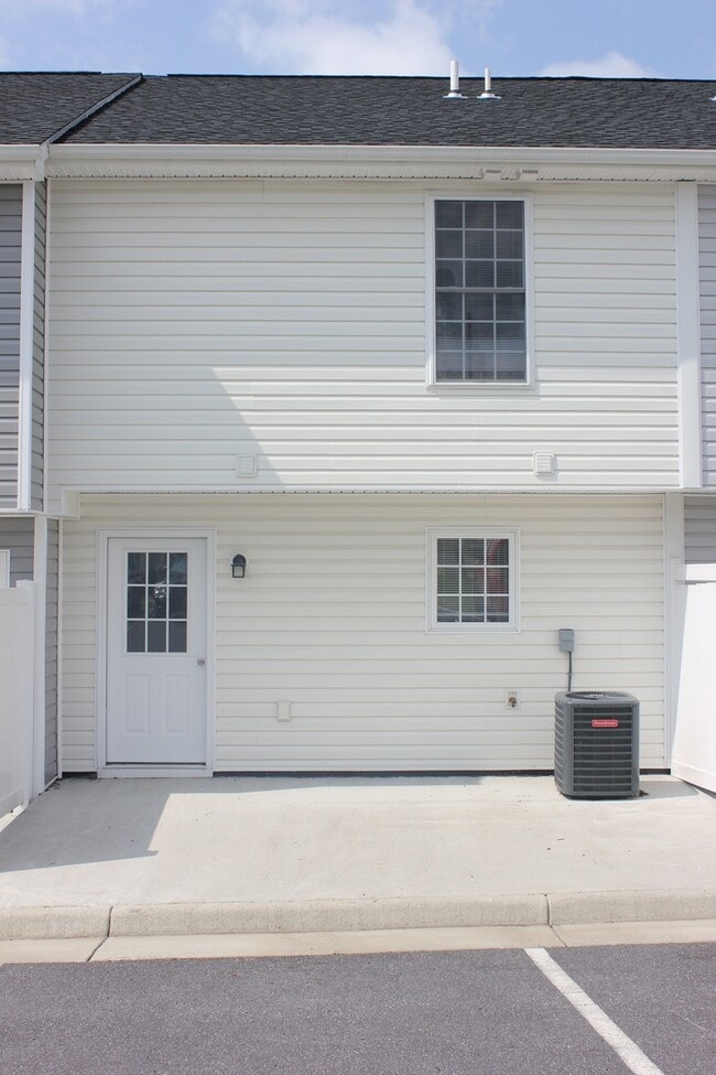 40 Emerson Ln in Harrisonburg, VA - Building Photo - Building Photo