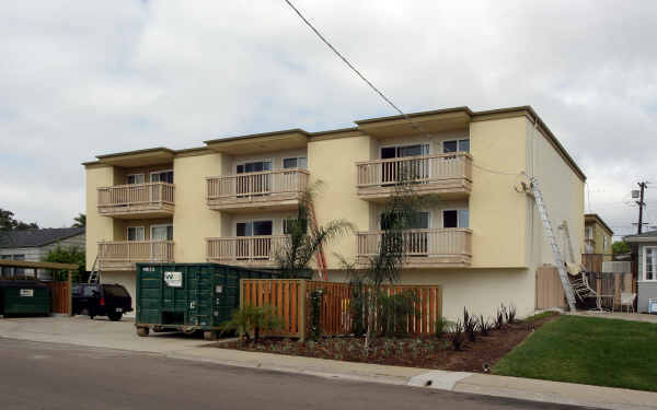 1964 Chalcedony St in San Diego, CA - Foto de edificio
