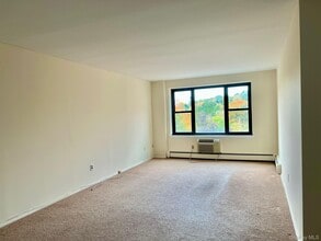 77 Carpenter Ave in Mt Kisco, NY - Building Photo - Building Photo