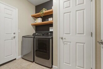 1161 Greenbrier Dr in Hanford, CA - Building Photo - Building Photo