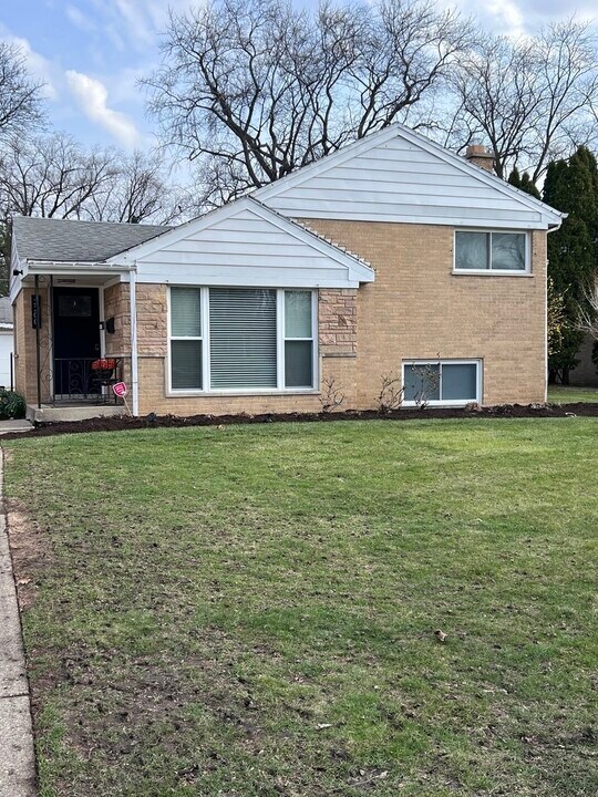 2200 Old Glenview Rd in Wilmette, IL - Building Photo