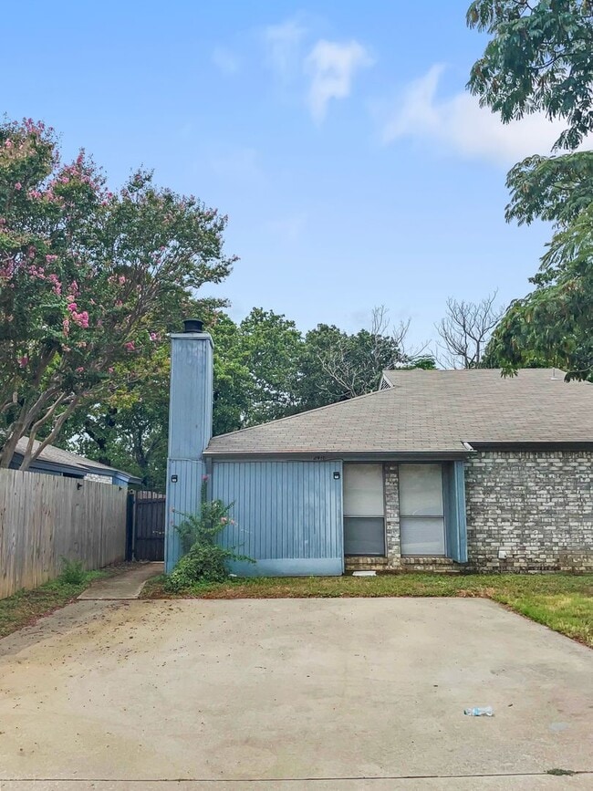2412-2416 Windy Pine Ln