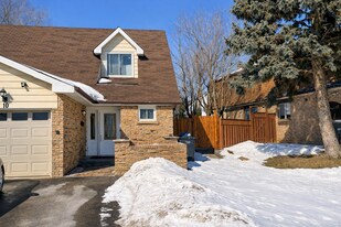 10 Salisbury Cir in Brampton, ON - Building Photo