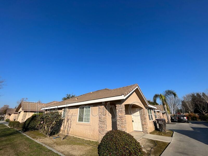 2304 N Vickie St in Visalia, CA - Building Photo