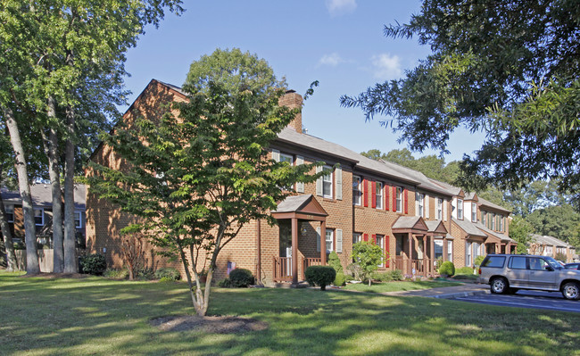 Stratford Manor in Newport News, VA - Building Photo - Building Photo