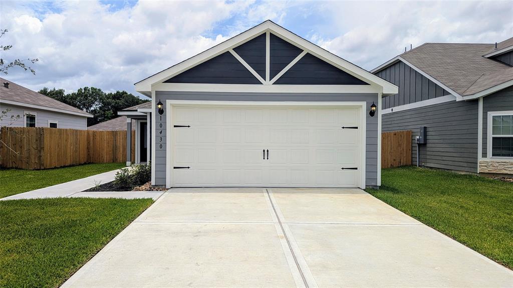 10430 Red Cardinal Dr in Cleveland, TX - Building Photo