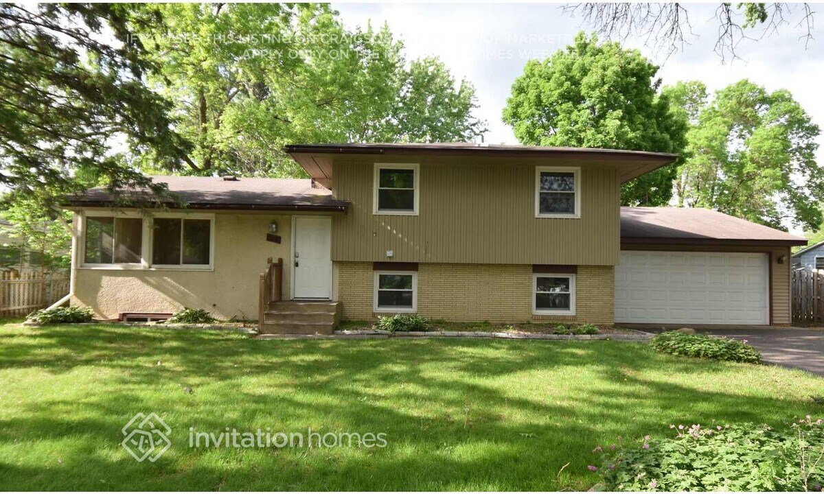2241 Randy Ave in White Bear Lake, MN - Building Photo