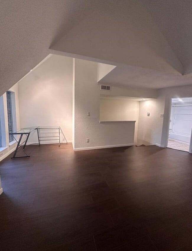 17210 Imperial Valley Dr in Houston, TX - Building Photo - Building Photo