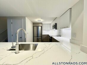 1079 Commonwealth Ave in Boston, MA - Building Photo - Building Photo