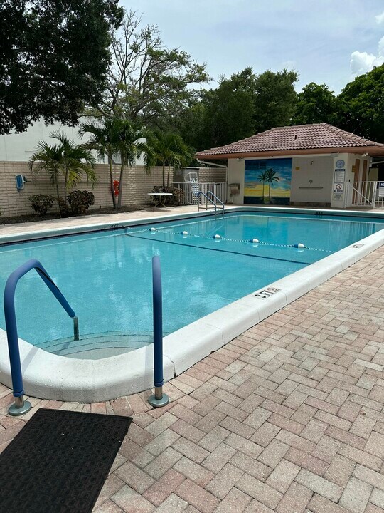 8351 Chisum Trail in Boca Raton, FL - Building Photo