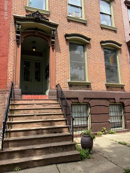 8 Hall Pl in Albany, NY - Building Photo
