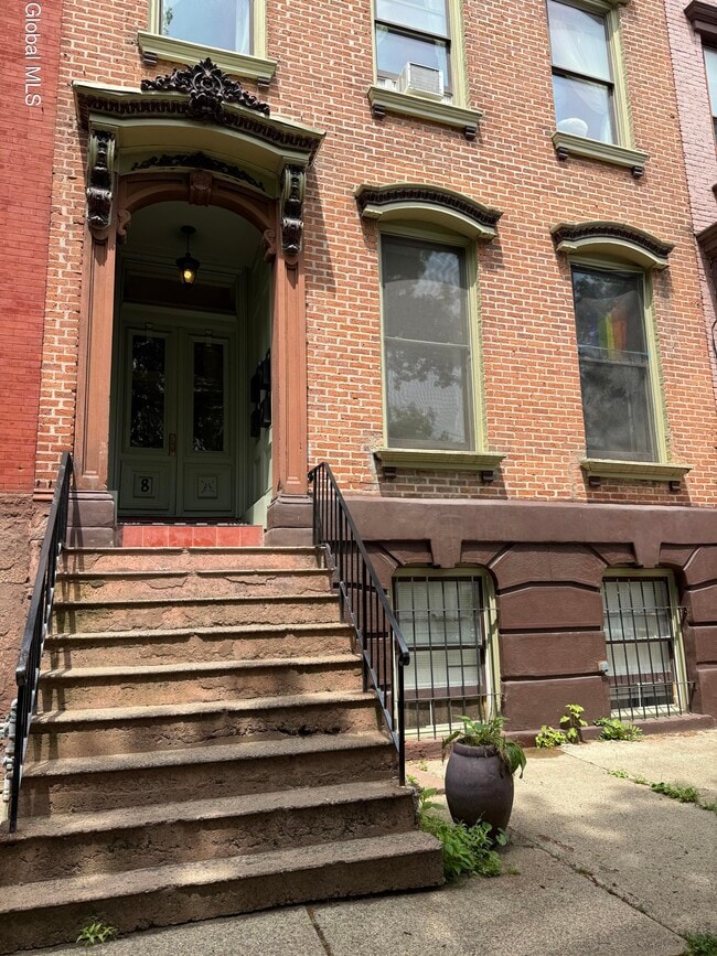 property at 8 Hall Pl