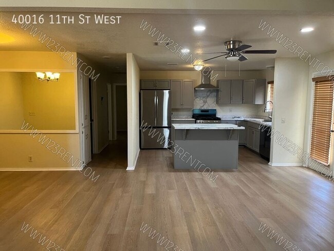 40016 11th St W in Palmdale, CA - Building Photo - Building Photo