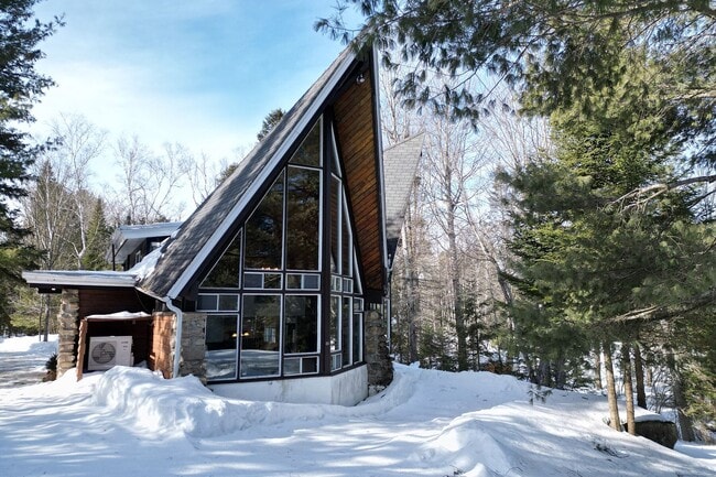 8 Pl. d'Artois in Estérel, QC - Building Photo - Building Photo