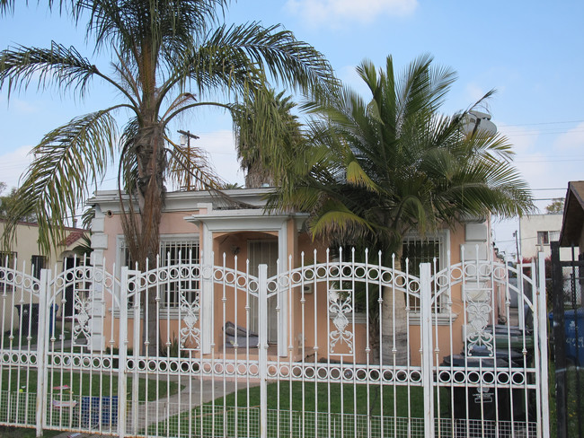 1647 W 38th Pl in Los Angeles, CA - Foto de edificio - Building Photo