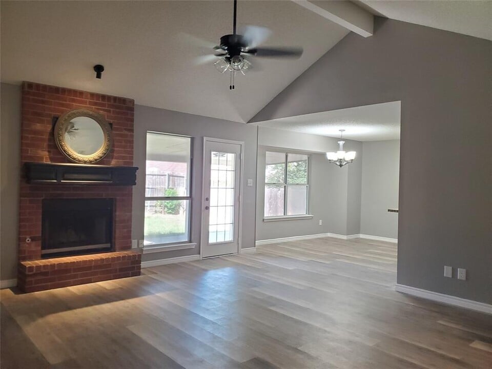 1806 Maplelawn St in Taylor, TX - Building Photo