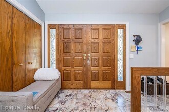 135 W Hickory Grove Rd in Bloomfield Hills, MI - Building Photo - Building Photo