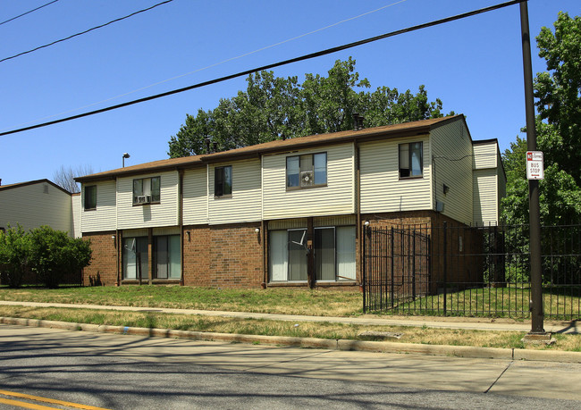 9415 Hough Ave in Cleveland, OH - Foto de edificio - Building Photo