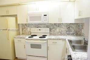 212 Lake Pointe Dr in Oakland Park, FL - Building Photo