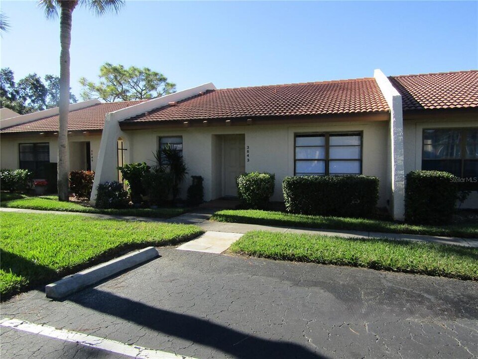 3643 Longmeadow in Sarasota, FL - Building Photo