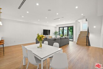 926 N Ridgewood Pl in Los Angeles, CA - Building Photo - Building Photo
