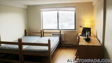 1110 Commonwealth Ave, Unit 505 in Boston, MA - Foto de edificio - Building Photo