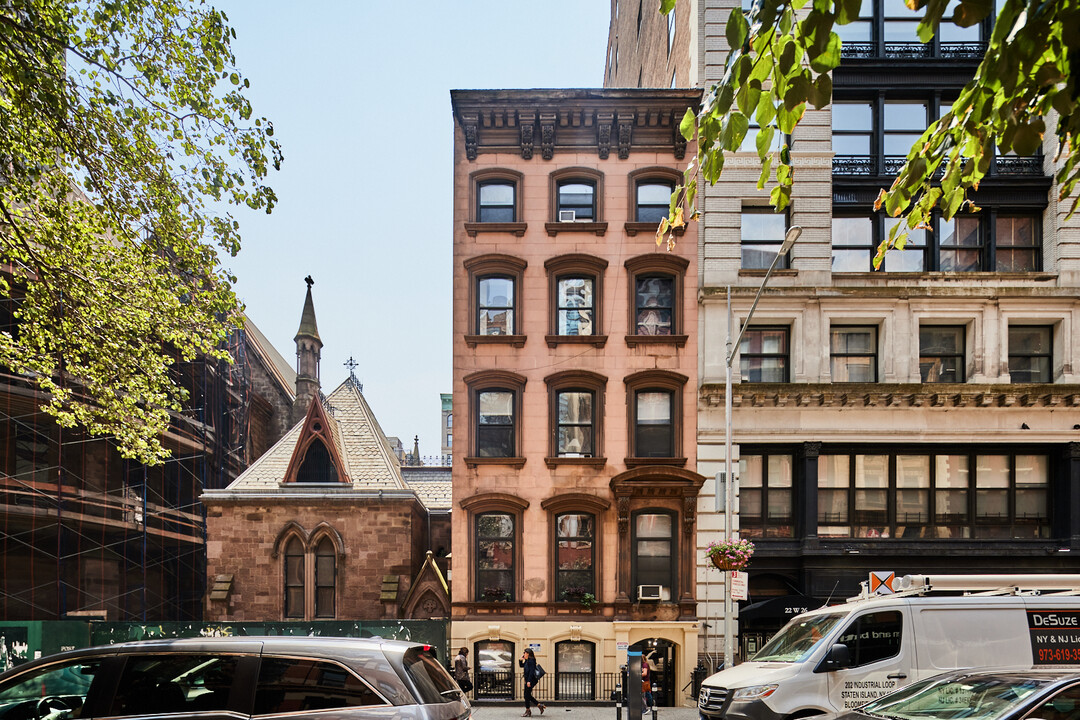 20 W 26th St in New York, NY - Building Photo