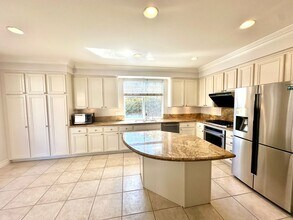 87 Montrose in Irvine, CA - Building Photo - Building Photo
