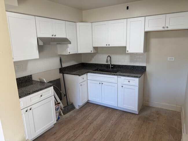 2555 E Ballard Rd in Des Plaines, IL - Foto de edificio - Building Photo