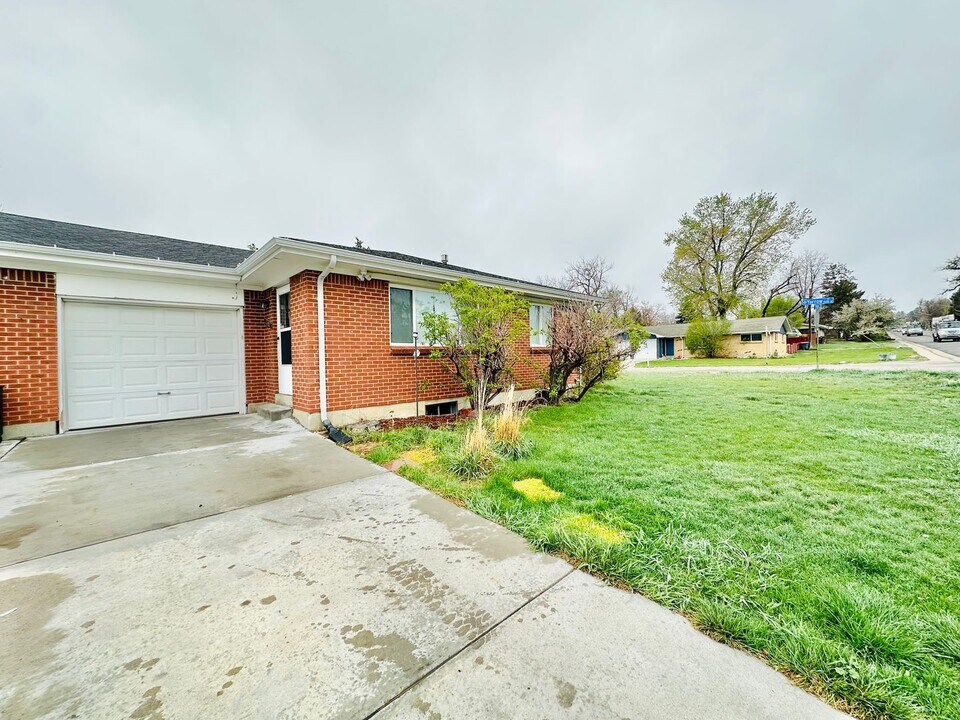 7790-7792 W 68th Ave in Arvada, CO - Building Photo