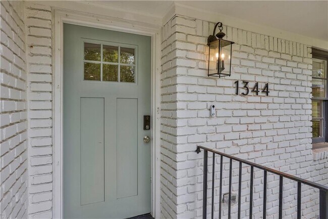 1344 Midlawn Dr in Decatur, GA - Building Photo - Building Photo