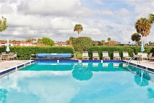 16 Vista Palm Ln, Unit 205 in Vero Beach, FL - Foto de edificio - Building Photo