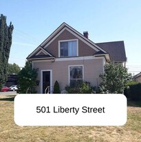 501 Liberty St in Lynden, WA - Building Photo