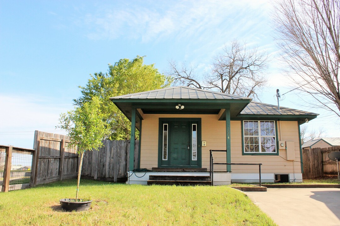 1004 E Main St in Brenham, TX - Foto de edificio