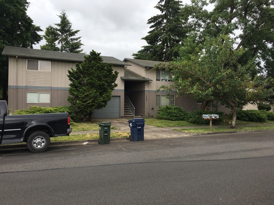 1889 10th St in Springfield, OR - Building Photo