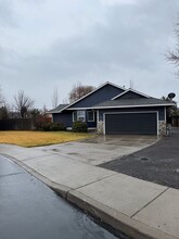 2136 NW Maple Tree Ct in Redmond, OR - Building Photo - Building Photo