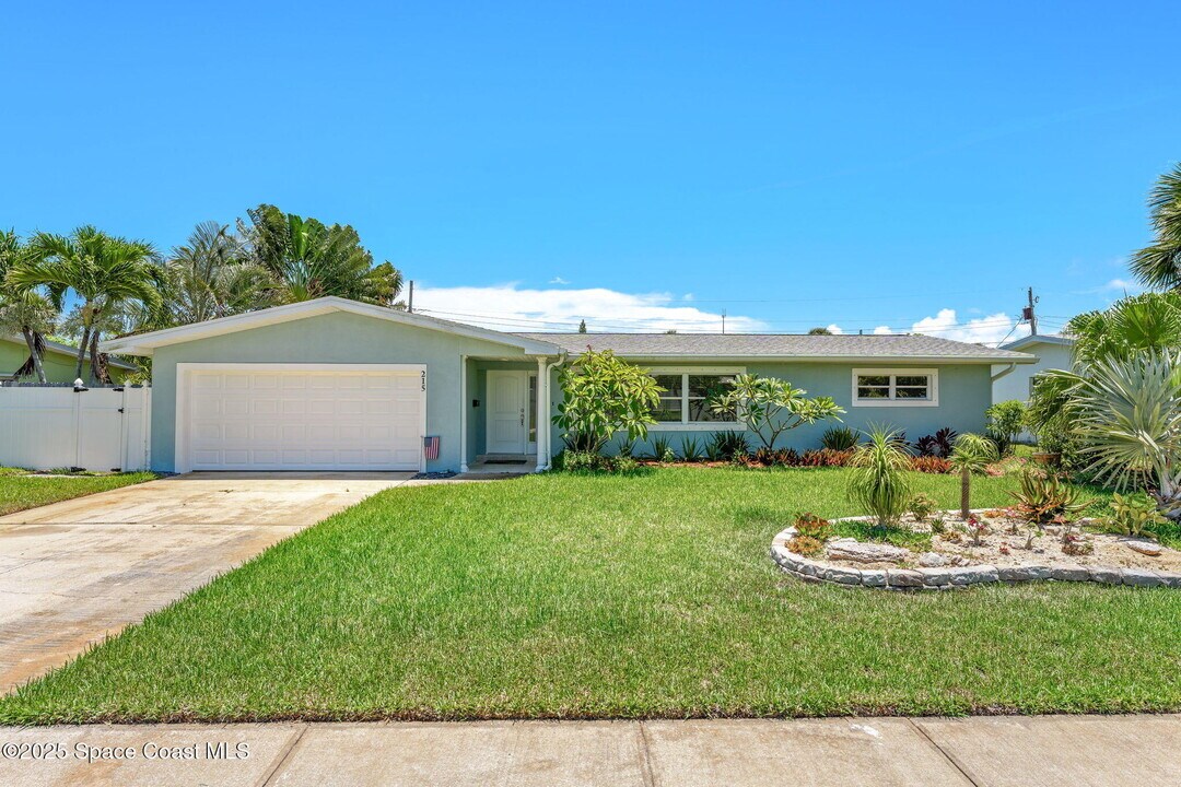 215 S Robert Way in Satellite Beach, FL - Building Photo