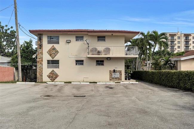 559 SW 10th St
