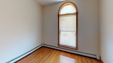 60 Central Pky, Unit 2nd 3rd Floor in Huntington, NY - Building Photo - Building Photo