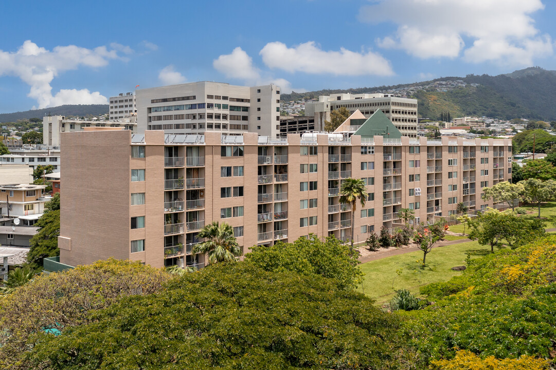 Nuuanu Park Place in Honolulu, HI - Building Photo