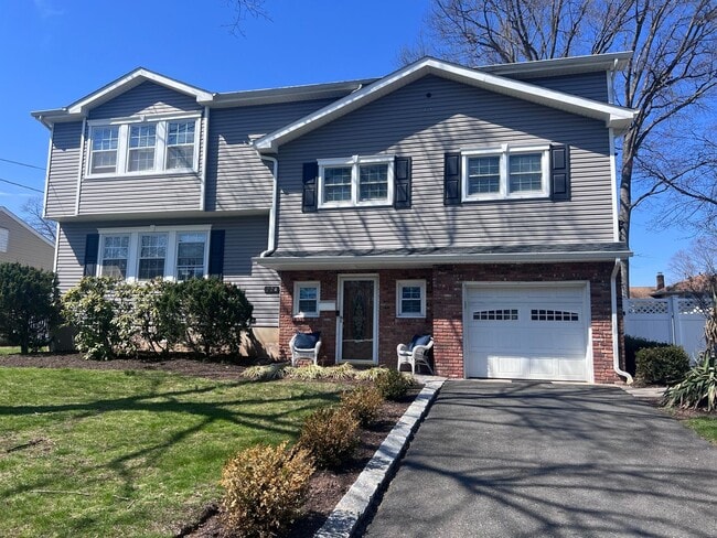 property at 724 Anna Pl