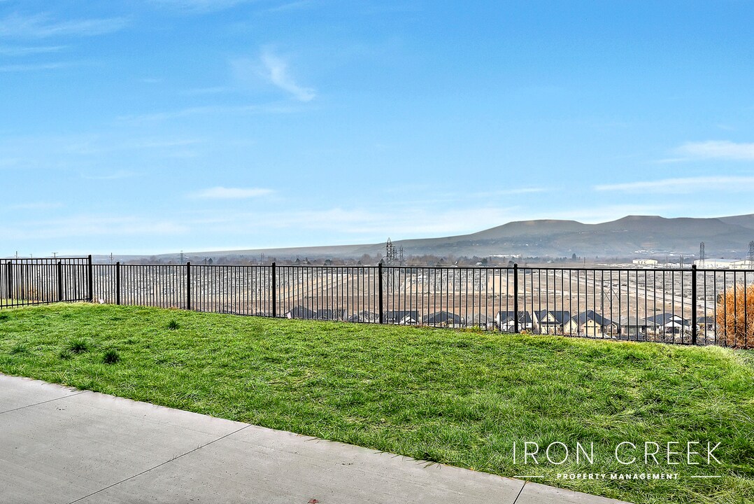 2226 E Danzee Dr in Boise, ID - Building Photo