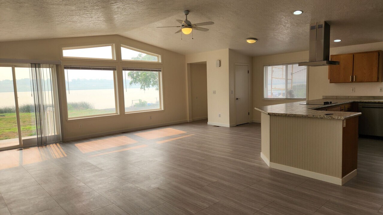 811 Sycamore Ln in Moses Lake, WA - Building Photo