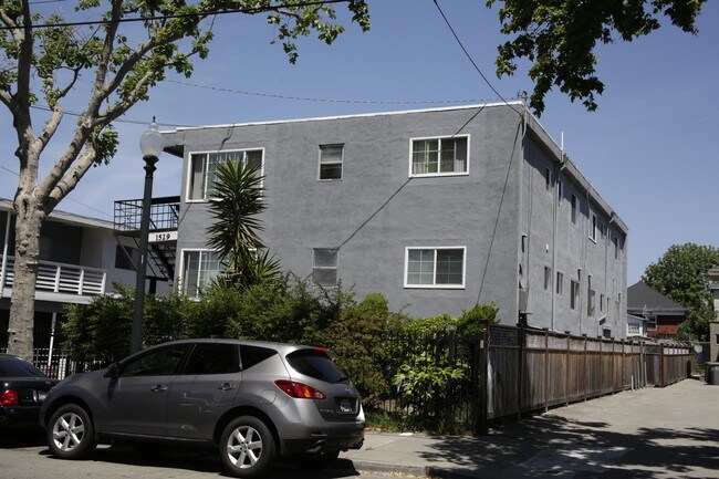 1529 Alcatraz Ave in Berkeley, CA - Foto de edificio - Building Photo