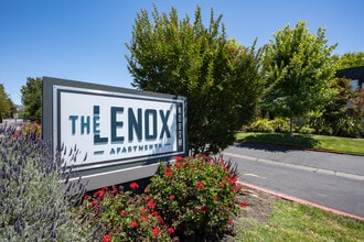 The Lenox in Rohnert Park, CA - Foto de edificio - Building Photo