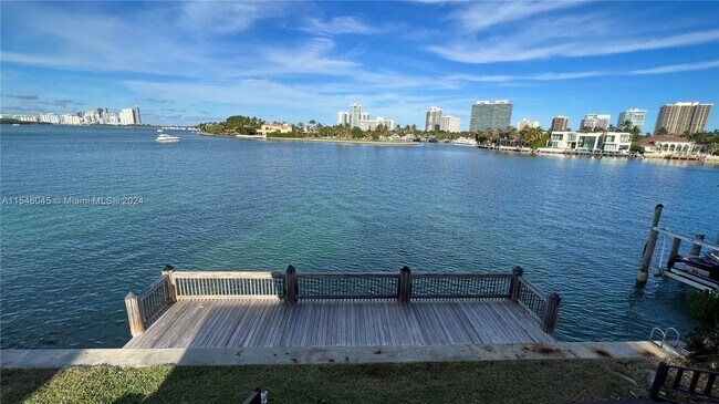 10271 E Bay Harbor Dr in Bay Harbor Islands, FL - Foto de edificio - Building Photo