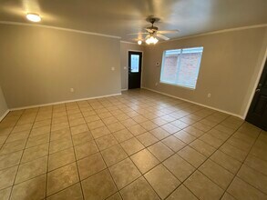 527 N Brentwood Ave, Unit A in Lubbock, TX - Foto de edificio - Building Photo